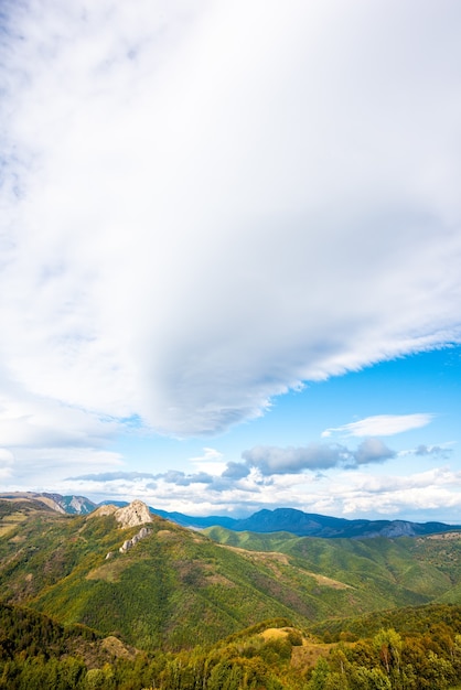 Bella vista di un paesaggio con i monti Apuseni e il verde in Romania