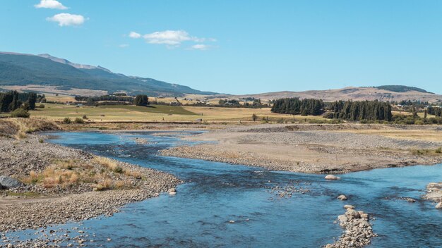 Bella vista di un paesaggio con la montagna Cerro Mackay e il fiume Rio Simpson vicino alla Patagonia, Cile
