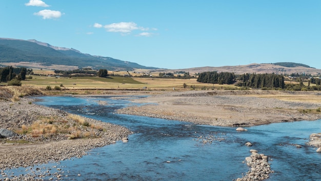 Bella vista di un paesaggio con la montagna Cerro Mackay e il fiume Rio Simpson vicino alla Patagonia, Cile