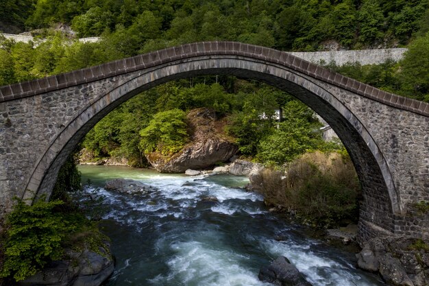 Bella vista di un ponte di pietra catturato nel villaggio di Arhavi Kucukkoy, Turchia