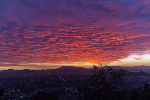 Bella vista di una città in una valle sotto il cielo colorato esotico