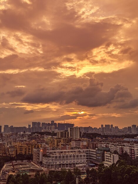 Bella vista di una città moderna e frenetica con il cielo e le nuvole durante l'alba