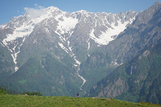 Bella vista di una montagna in una giornata di sole