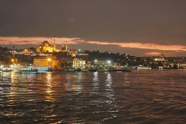 Bella vista notturna della città di Istanbul e del mare