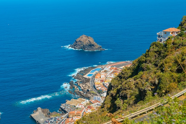 Bella vista panoramica di un'accogliente cittadina di Garachico sulla riva dell'oceano dall'alta montagna