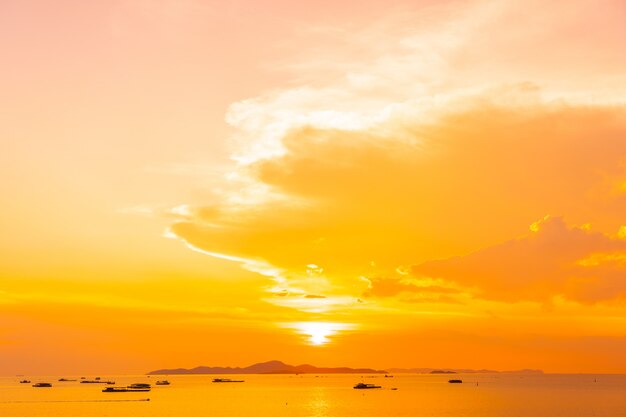 Bella vista sul mare al tramonto