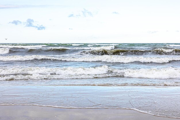 Bella vista sul mare con le onde del cielo blu chiaro sul mare