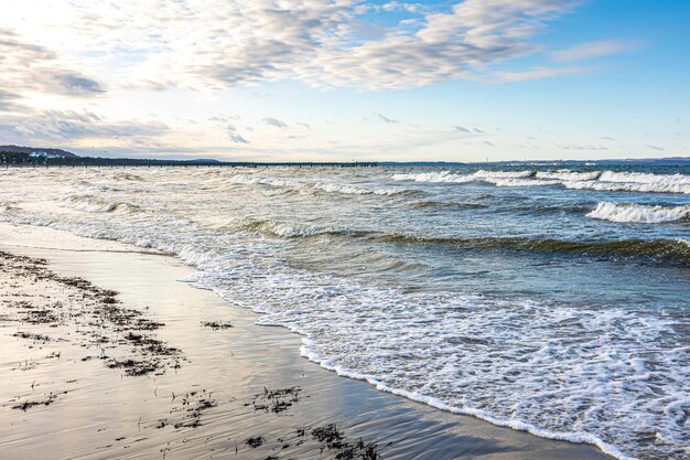 Bella vista sul mare con le onde del cielo blu chiaro sul mare