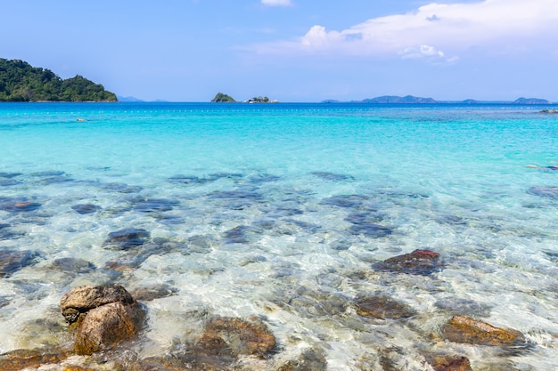 bella vista sul mare dell&#39;isola di Koh Chang di vista della spiaggia alla provincia di Trad orientale della Tailandia sul fondo del cielo blu