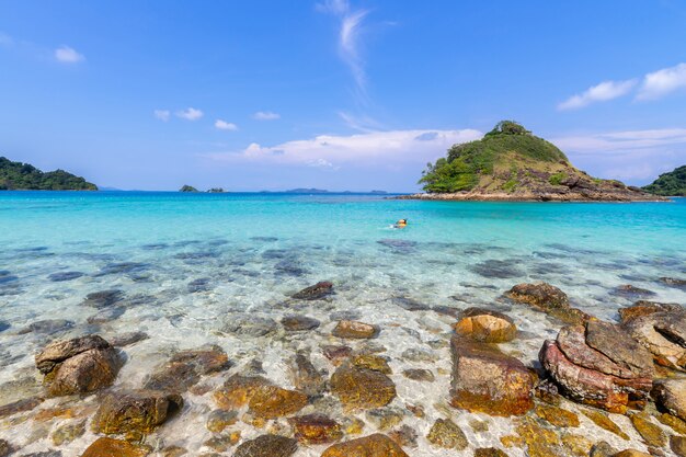 bella vista sul mare dell&#39;isola di Koh Chang di vista della spiaggia alla provincia di Trad orientale della Tailandia sul fondo del cielo blu