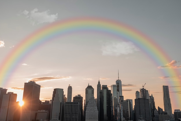 Bella vista sulla città con arcobaleno