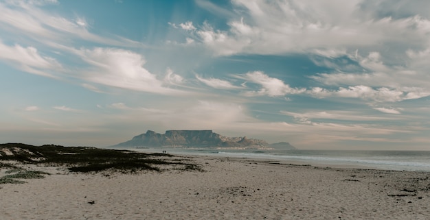 Bella vista sulla spiaggia e sul mare