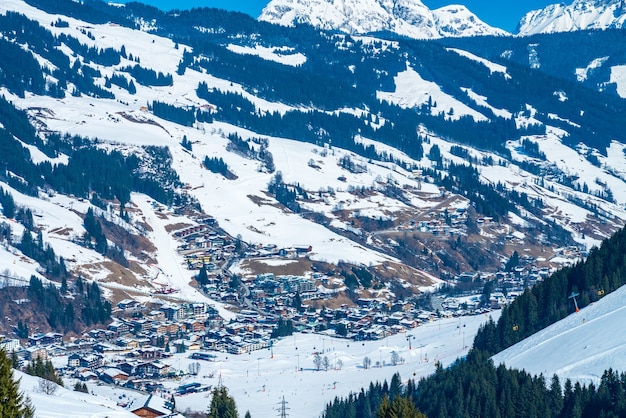 Bella vista sulla stazione sciistica di Saalbach durante il periodo invernale