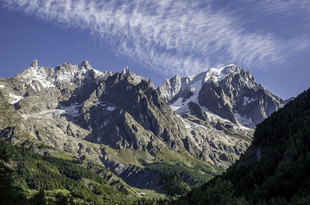 Bella vista sulle montagne in una giornata di sole