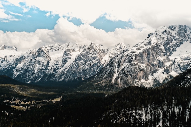 Bella vista sulle montagne innevate con stupefacente cielo nuvoloso