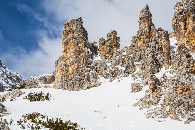 Bella vista sulle montagne innevate delle Alpi sotto il cielo nuvoloso