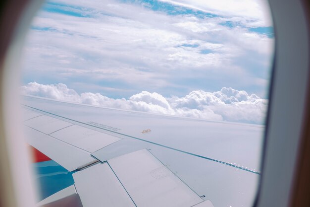 Bella vista sulle nuvole catturate da una finestra dell'aeroplano