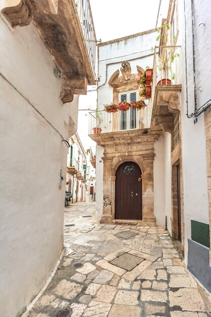 Bella vista sulle strade vuote del centro storico di Martina Franca con belle case imbiancate a calce. Splendida giornata in una città turistica, Puglia, Italia.