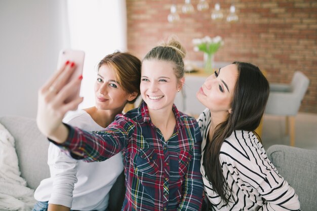 Belle amiche prendendo selfie con smartphone