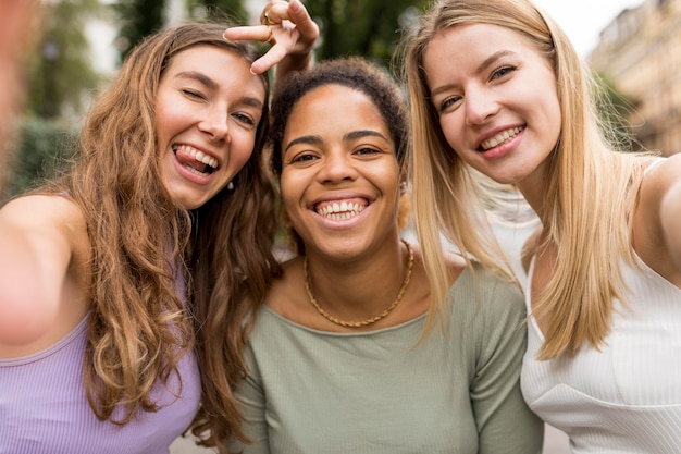 Belle amiche sorridenti vista frontale