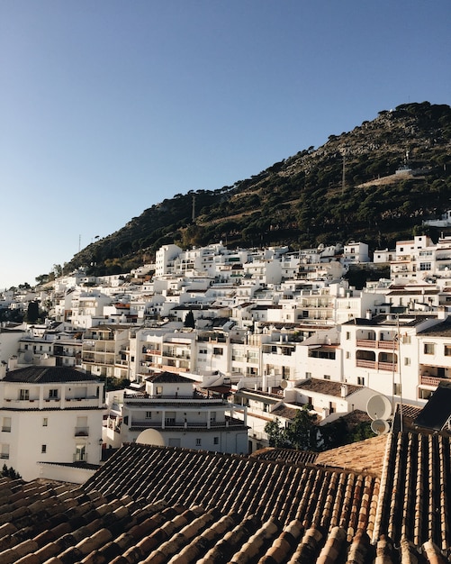 Belle case bianche e tetti di una piccola città costiera in Spagna