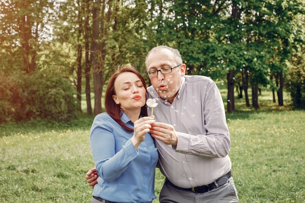 Belle coppie adulte in una foresta di estate