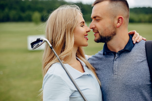 Belle coppie che giocano a golf su un campo da golf