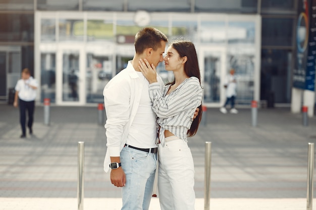 Belle coppie che stanno vicino all'aeroporto