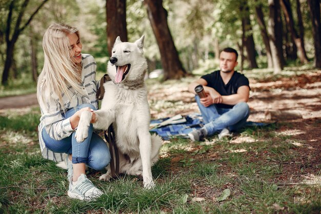 Belle coppie trascorrono del tempo in una foresta