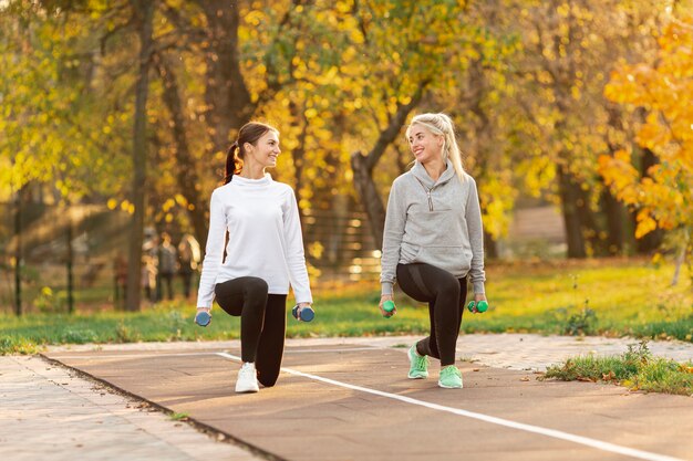 Belle donne che fanno esercizi di stretching