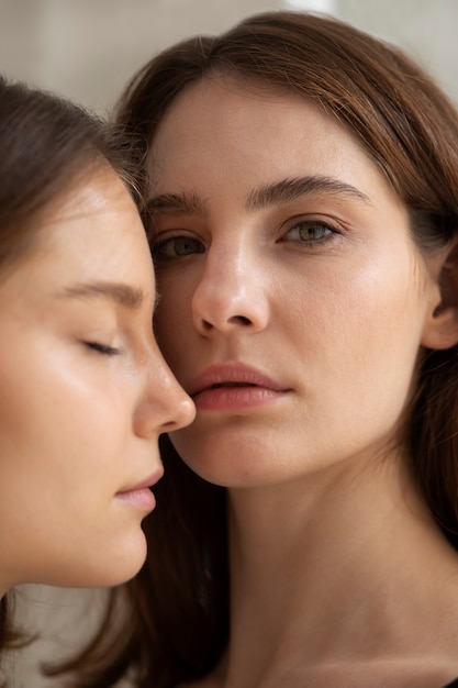 Belle donne che posano nella vista laterale dello studio