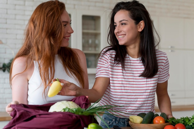 Belle donne che preparano insieme la cena