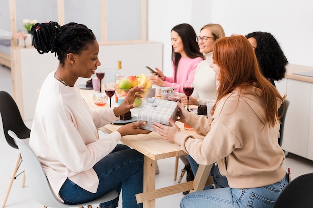 Belle donne che scambiano regali