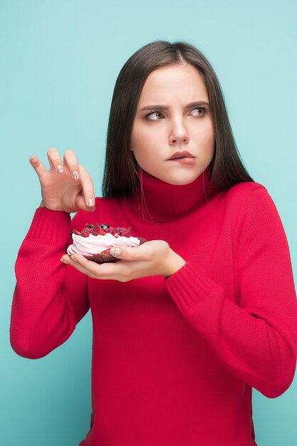 Belle donne che tengono piccola torta.