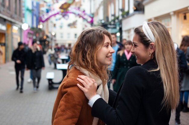 Belle donne che trascorrono del tempo di qualità insieme