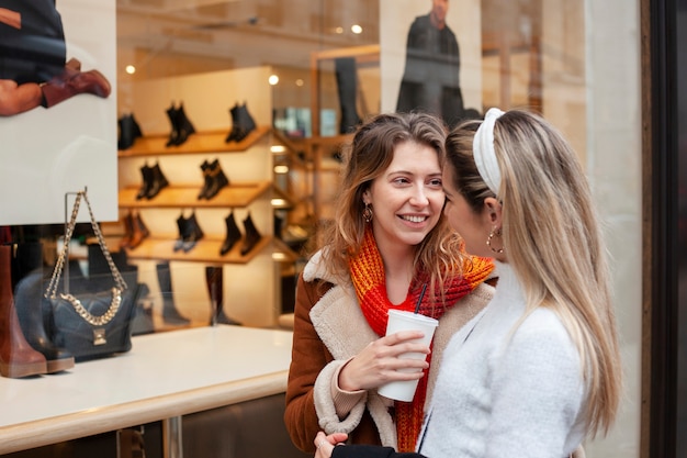 Belle donne che trascorrono del tempo di qualità insieme