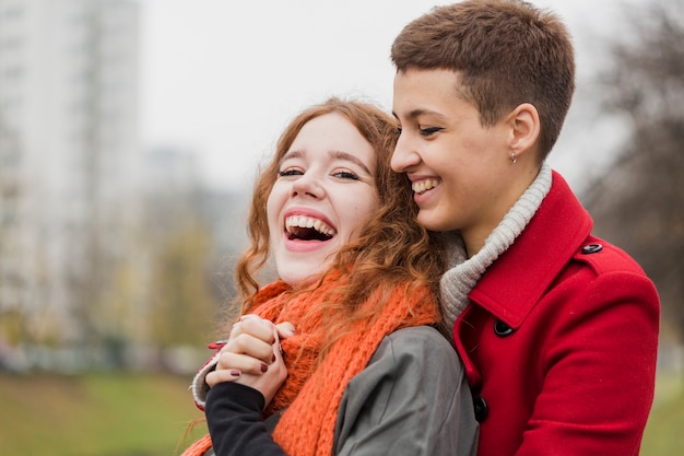 Belle donne del primo piano che ridono