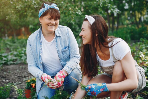 Belle donne lavora in un giardino