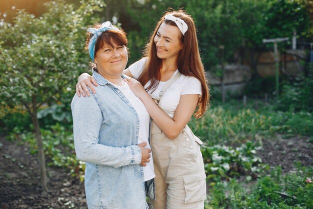 Belle donne lavora in un giardino