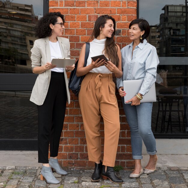 Belle donne moderne che lavorano all'aperto