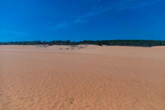 Belle dune di sabbia di Mui Ne, Vientam sotto un cielo blu chiaro