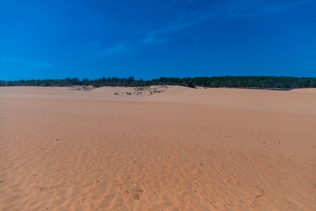 Belle dune di sabbia di Mui Ne, Vientam sotto un cielo blu chiaro