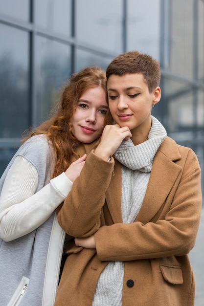 Belle giovani donne che propongono insieme