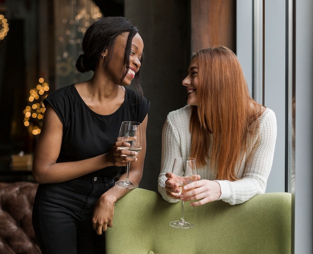 Belle giovani donne che sorridono a vicenda