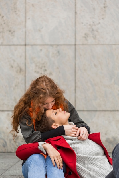 Belle giovani donne insieme innamorate