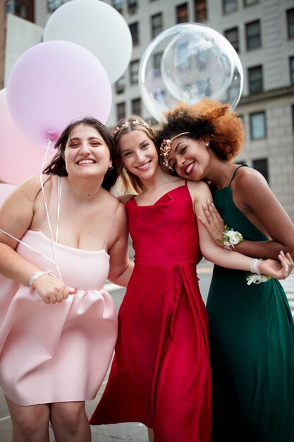 Belle giovani donne nei loro abiti da laurea