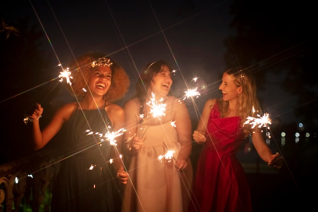 Belle giovani donne nella loro serata di laurea