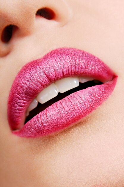 Belle labbra rosee con gesto espressivo.