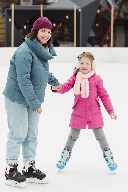 Belle madre e figlia che posano all'aperto