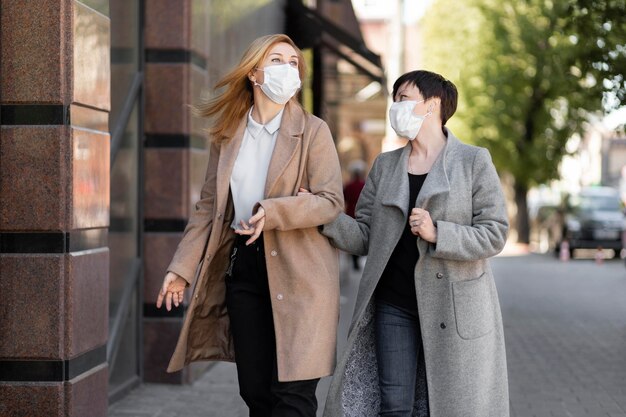Belle migliori amiche di mezza età che trascorrono del tempo insieme in città